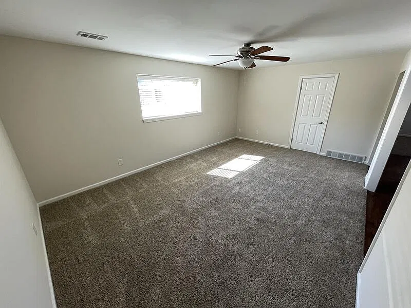 2 bed, 1.0 bath, 924 sqft, $1,295 — Photo 3