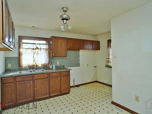 3rd image of 3435 Saint Paul Ave