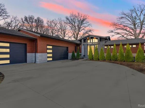 28694 Swan Island Dr, Grosse Ile, MI 48138