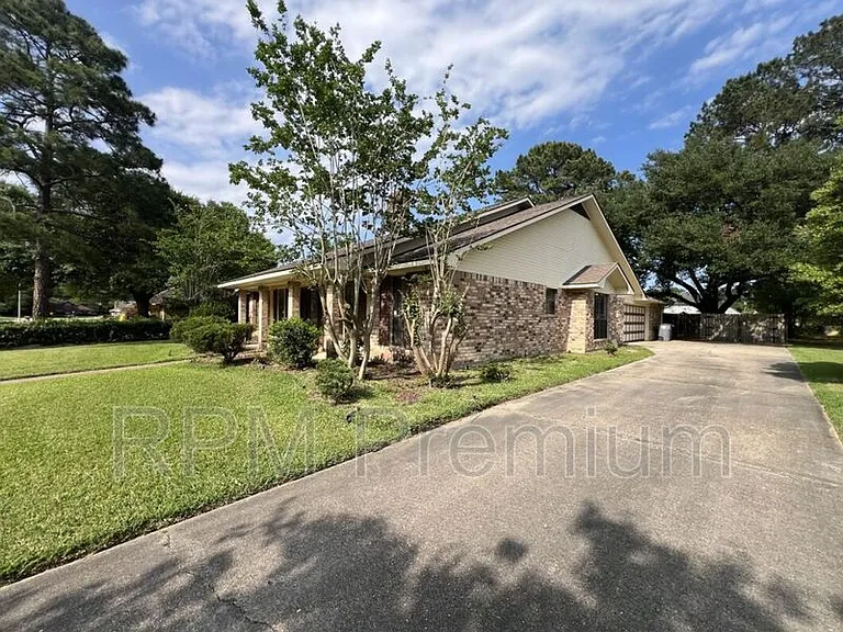 13936 Cayuga Dr — Photo 3