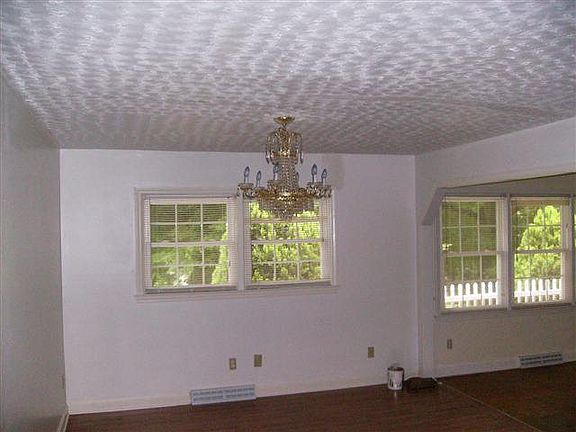 4th image of 621 Valley Dr