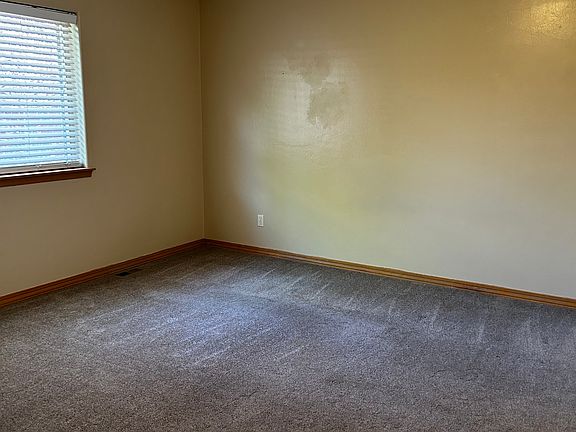 5th image of 2481 Alderwood Ave