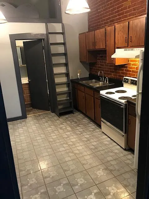 119 W Main St — Photo 1