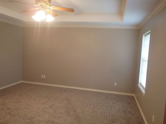 4th image of 10 Lauren Ln