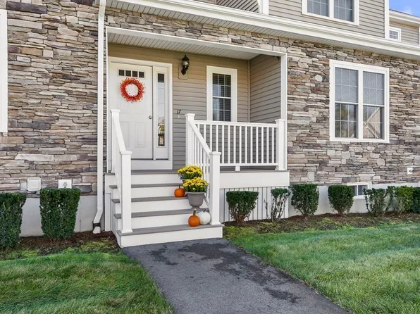 76 Essex Cir Unit 17, Raynham, MA 02767