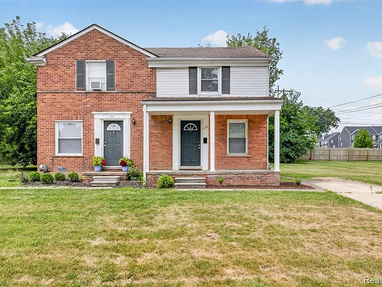 360 Parkview Dr — Photo 1