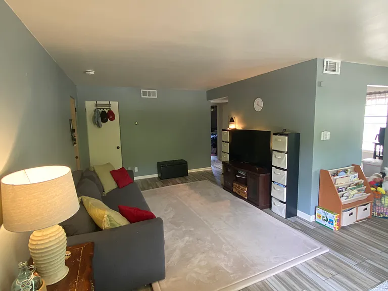 4348 N Wilson Dr — Photo 2