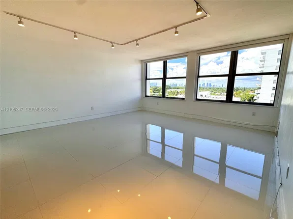 2899 Collins Ave, Miami Beach, FL