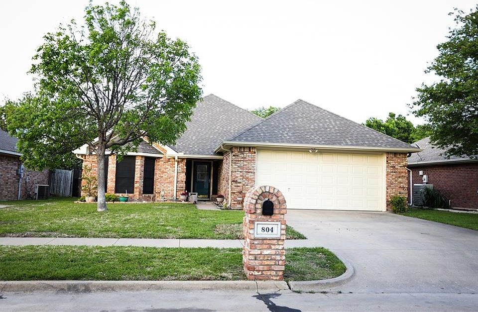 1st image of 804 Oak Dr