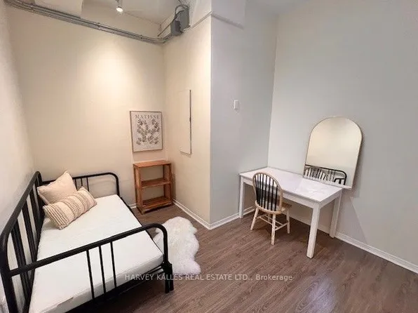 605 Bloor St W Room 1, Toronto, ON M6G 1K6