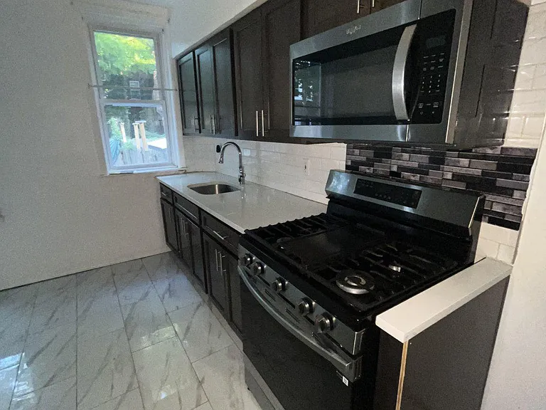 46 N Hermitage Ave — Photo 2