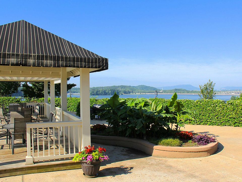 Lakeshore Lookout