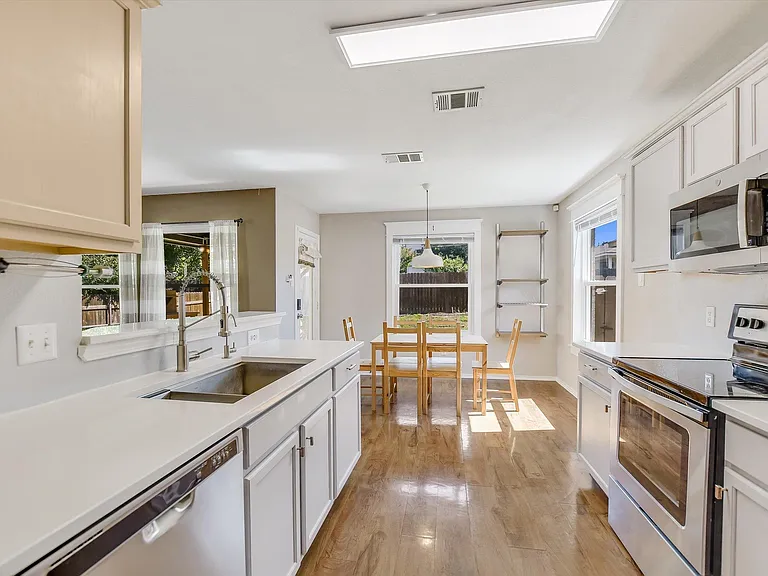 12816 Thomas Jefferson St — Photo 10
