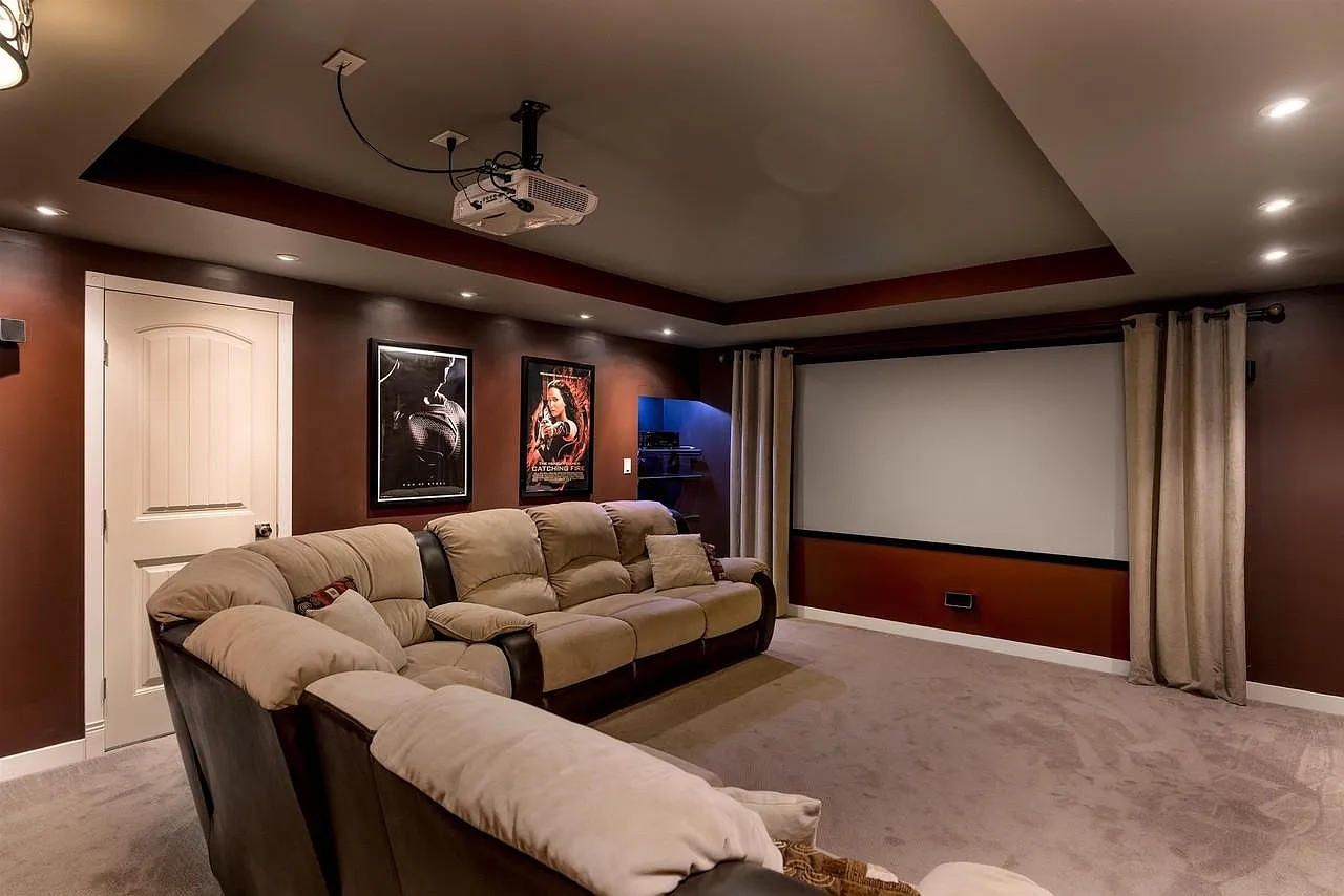5 bed, 2.5 bath, 3000 sqft, $3,800 — Photo 3