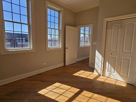 5th image of 2338 W Morse Ave APT 3A