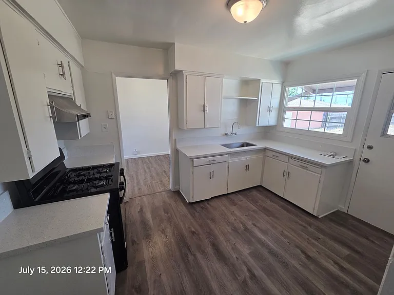 921 E Alwood St — Photo 5