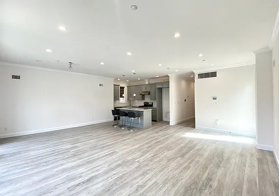 Rented by Mae Equities | media 29