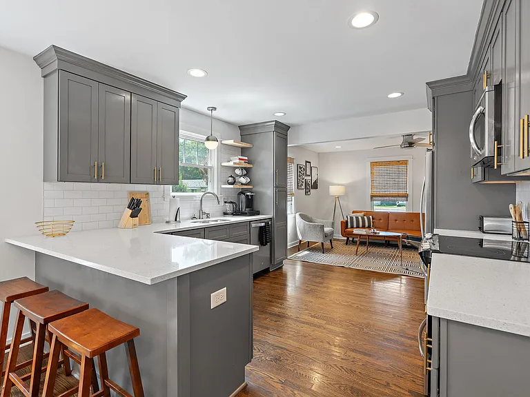 2706 Deerfield Dr — Photo 3
