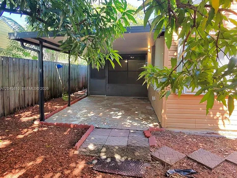 1430 SW 85th Ter — Photo 17