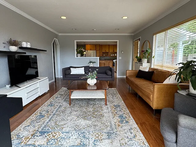 2 bed, 896 sqft, $5,000 — Photo 4