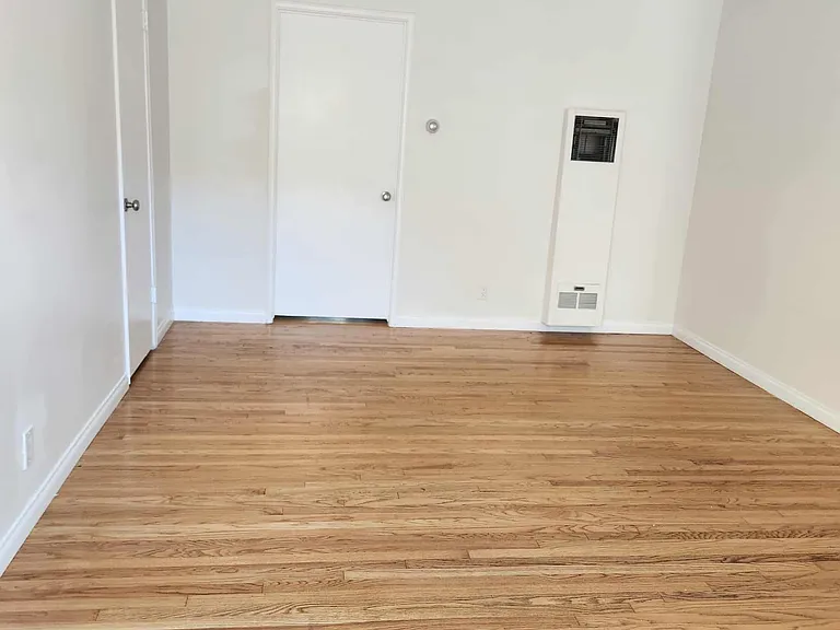 1261 E 1st St #7 — Photo 2