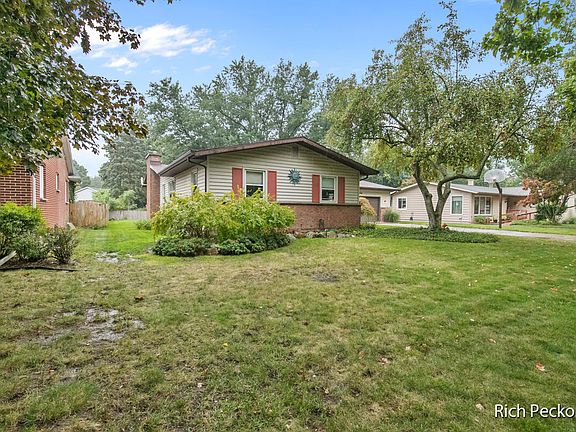 3rd image of 2048 Highbluff Dr NE