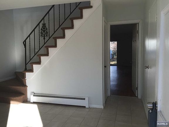 4th image of 577 Kenwood Pl