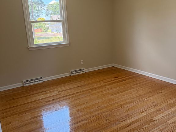 5th image of 500 E Banbury Rd