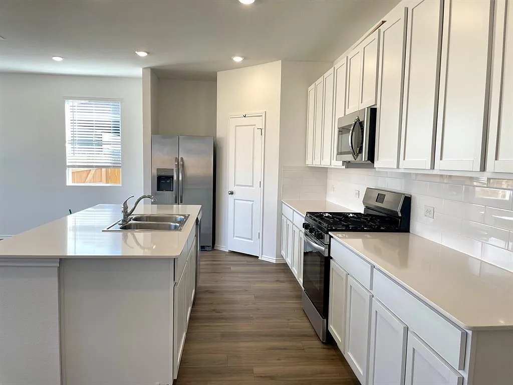 4 bed, 2.0 bath, 1860 sqft, $1,895 — Photo 4