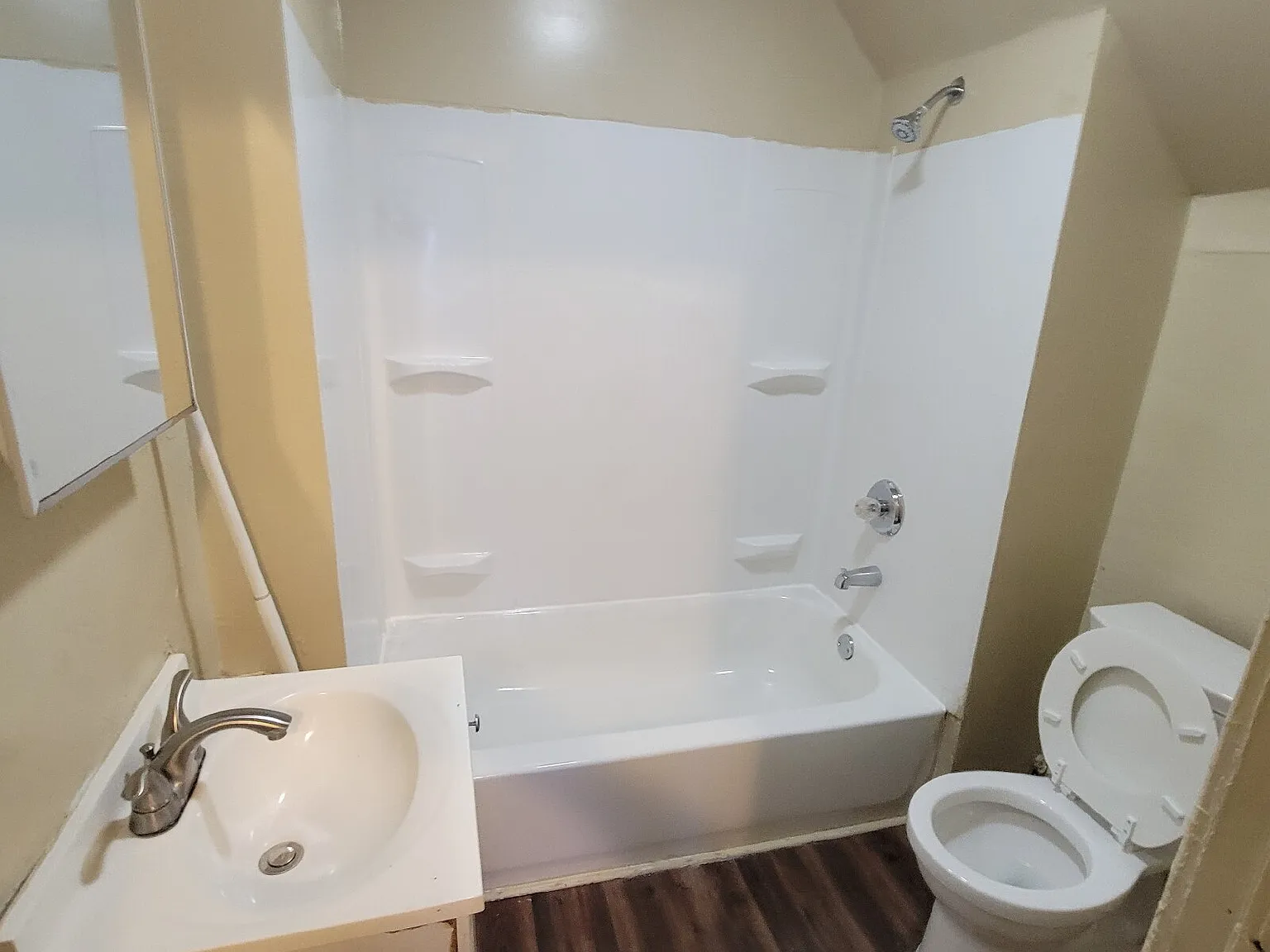 4 bed, 2.0 bath, $995 — Photo 2