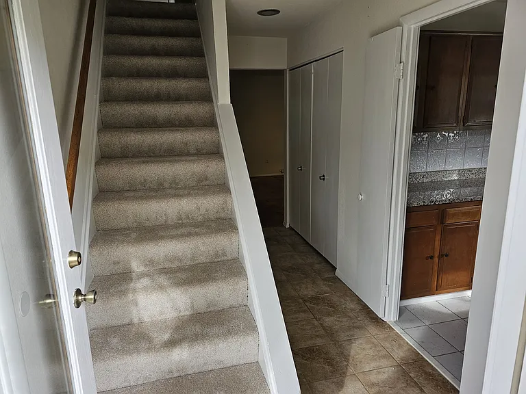 Wainwright Dr — Photo 6