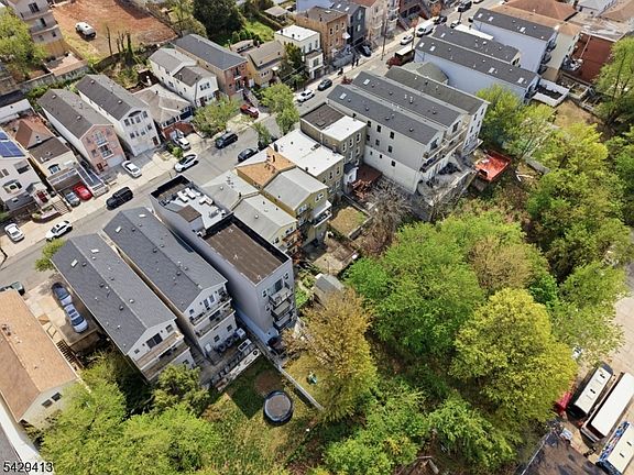 5th image of 143 Terrace Ave