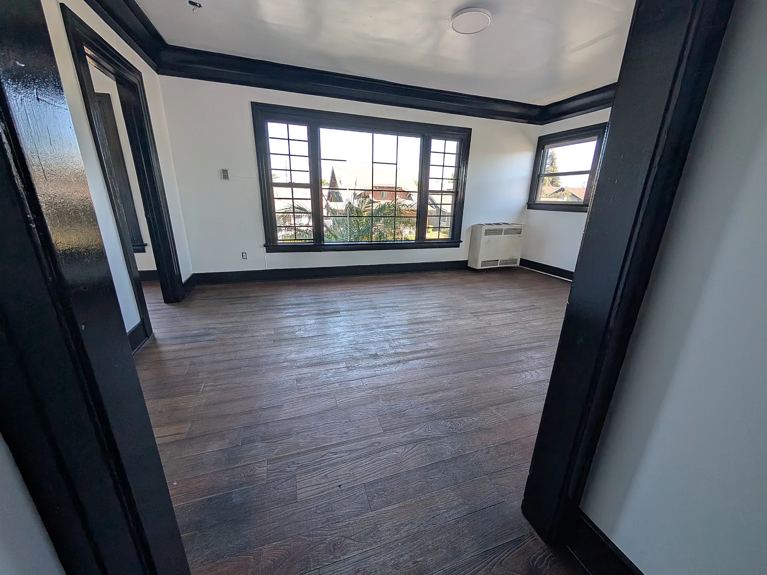 3 bed, 900 sqft, $2,800 — Photo 1