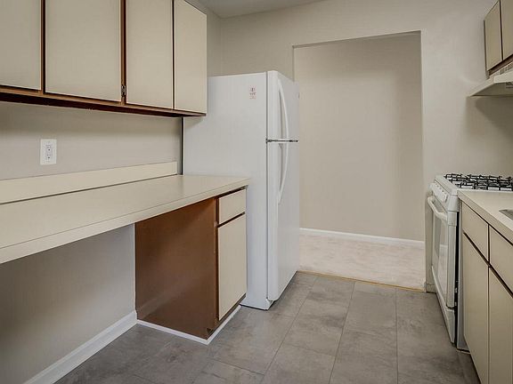 5th image of 8 Canterbury Sq APT 302