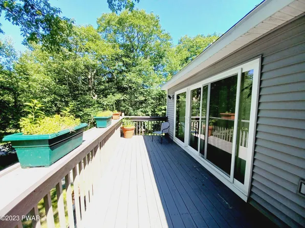 103 Farrier Ln, Hawley, PA 18428