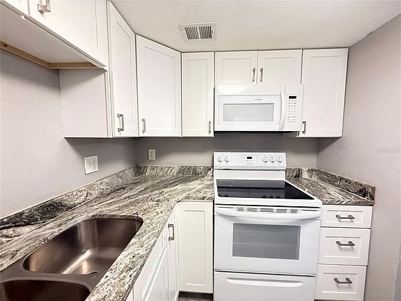 2nd image of 950 Lake Destiny Rd Unit B
