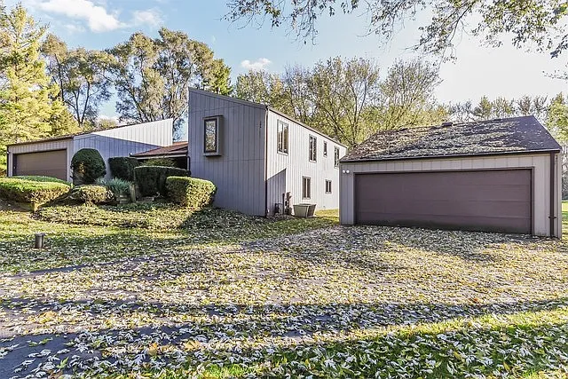 26145 W Indian Trail Rd photo 1