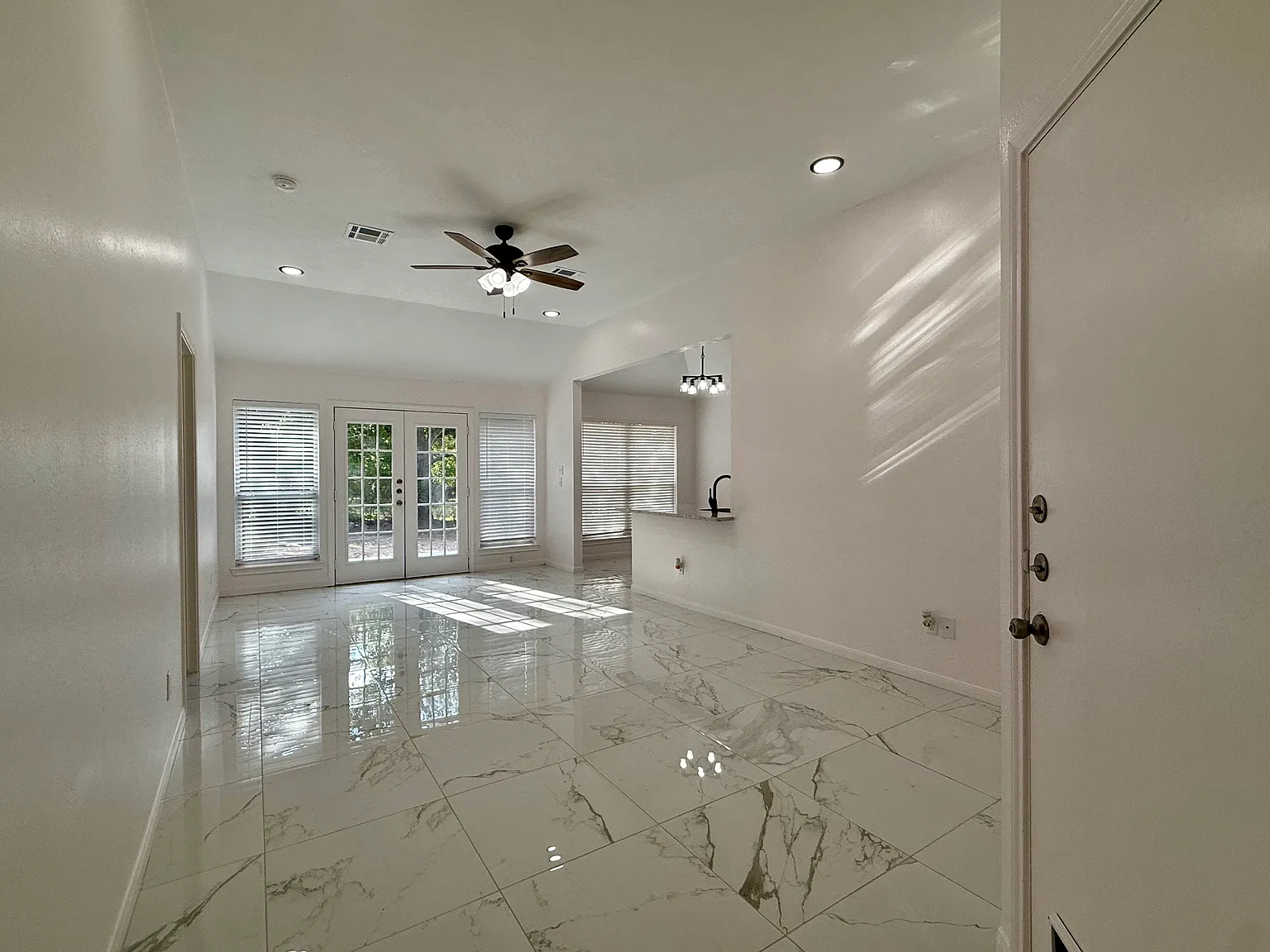 3 bed, 1107 sqft, $1,895 — Photo 3