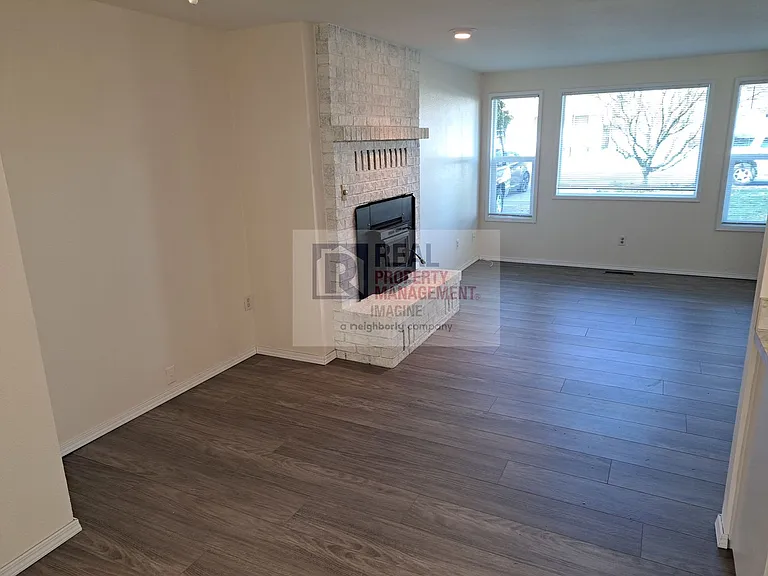 3605 Landau Ave NE — Photo 5