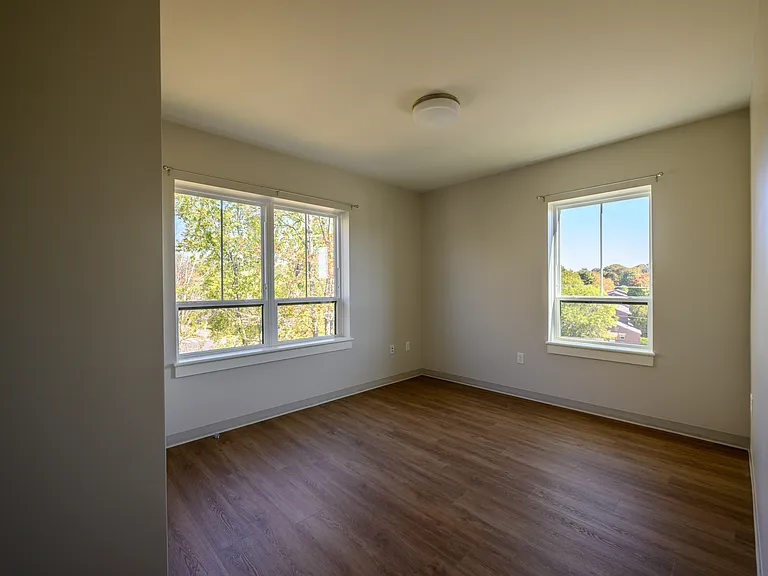 520 Centre St — Photo 9