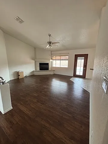 4 bed, 2031 sqft, $2,200 — Photo 3