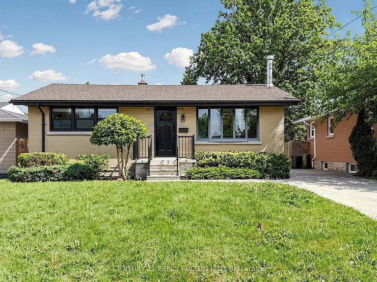25 Kenwood Cres — Photo 1