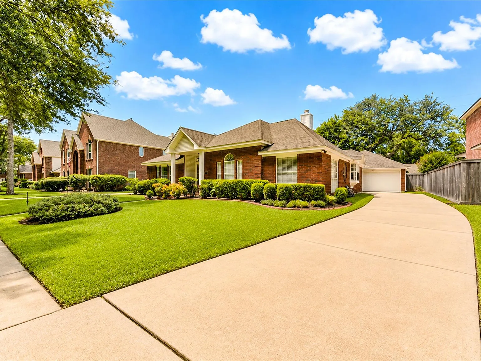 4 bed, 2.5 bath, 2473 sqft, $2,390 — Photo 2