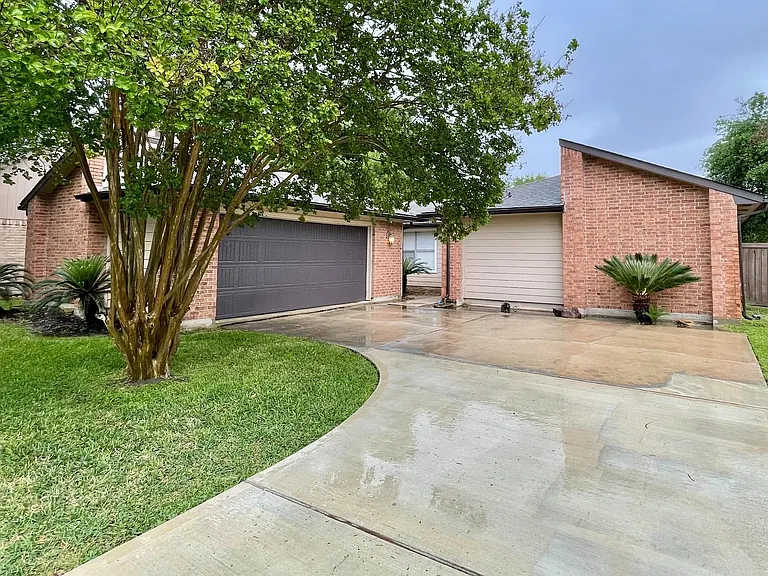 2126 Collingsfield Dr — Photo 1