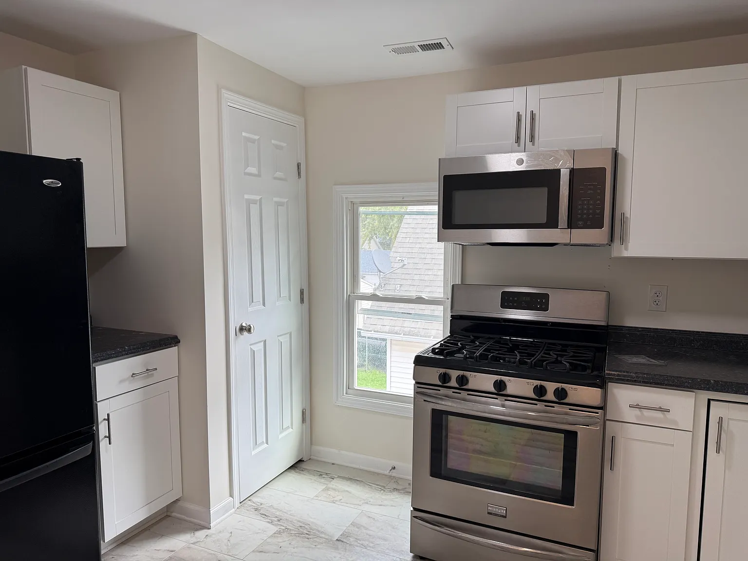 3 bed, $1,450 — Photo 2