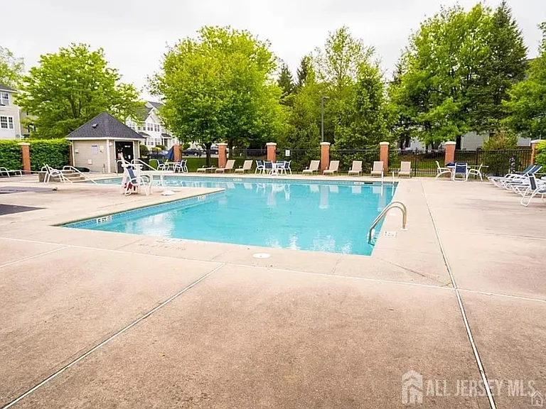704 Dahlia Cir — Photo 33