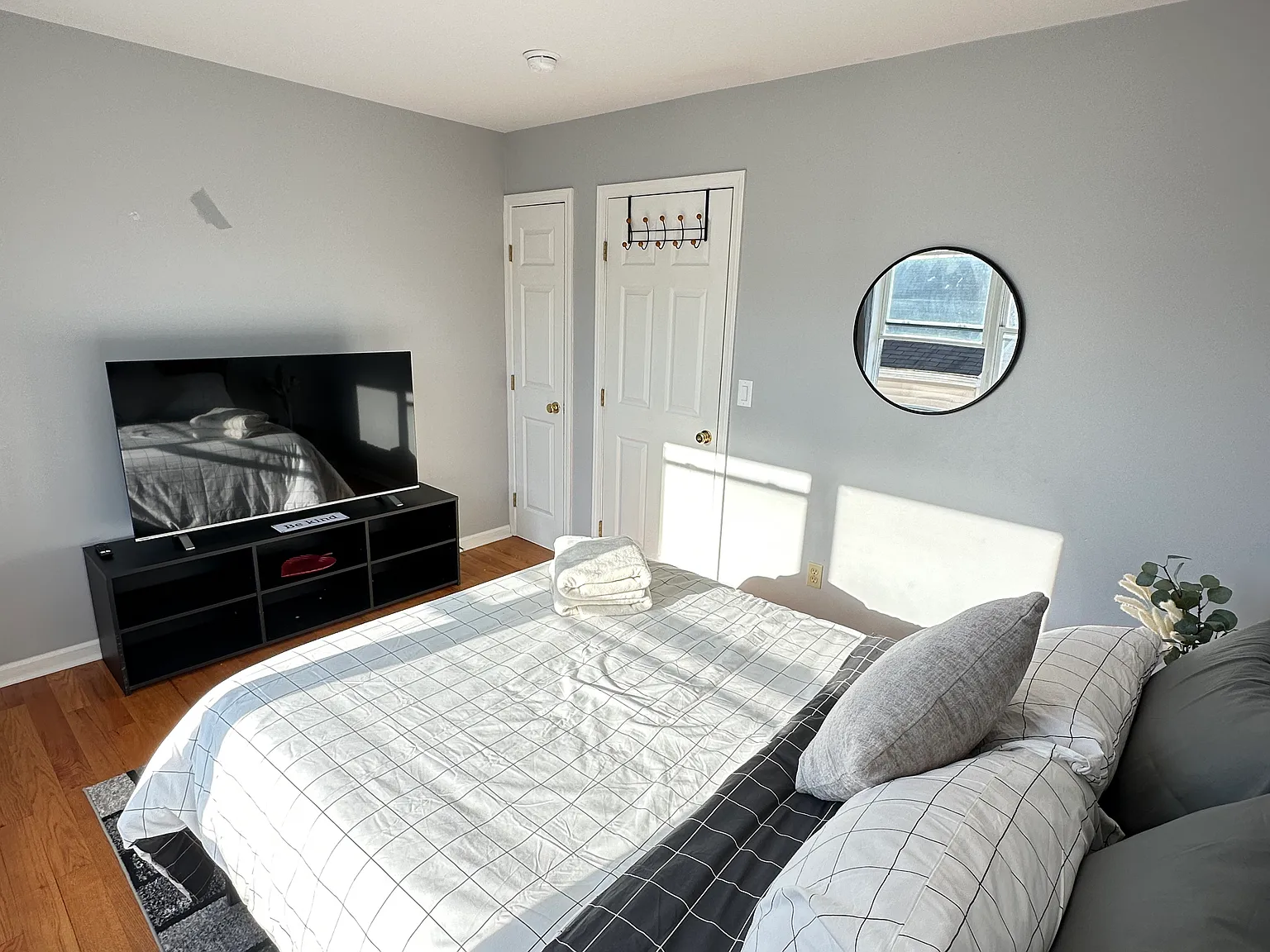 3 bed, 1.5 bath, 3200 sqft, $1,350 — Photo 1
