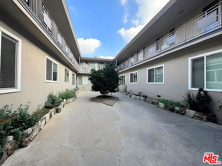 228 S Mariposa Ave #2 — Photo 13
