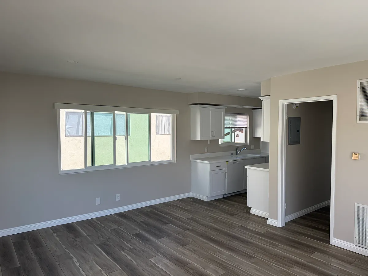 Building Photo - 348 W Milford St #8