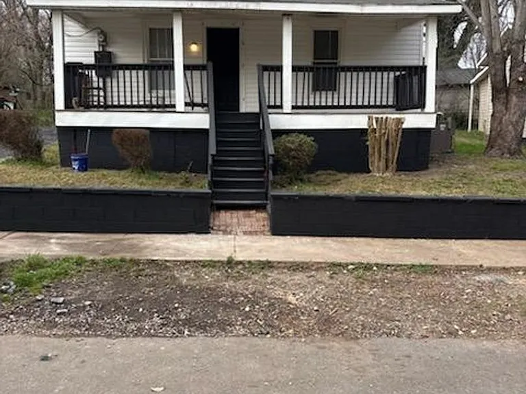 221 E Bell St — Photo 1